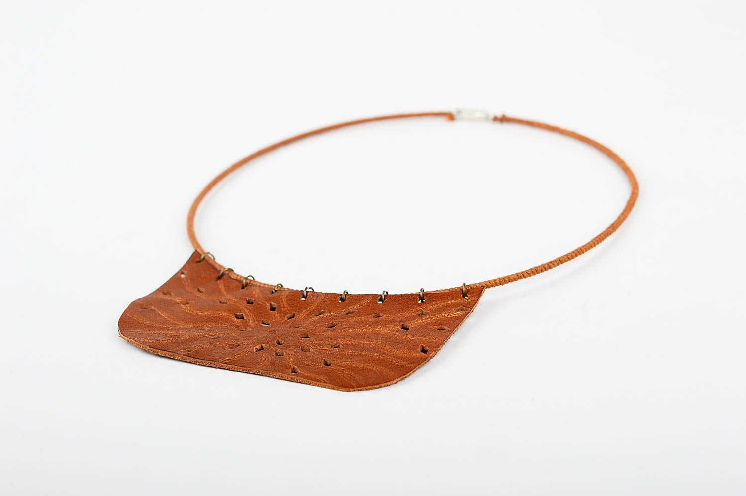 Подарок ручной работы кожаное колье коричневое массивное ожерелье авторское фото 3