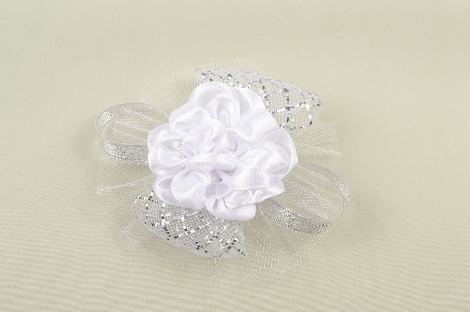 Weiße zarte Blume Haarspange handgemachter Schmuck Accessoire für Mädchen foto 1