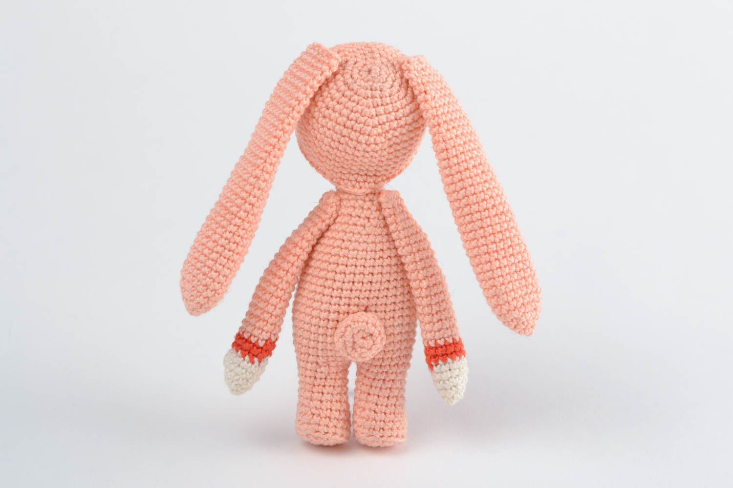 Petite poupée tricotée en coton naturel au crochet en forme de lièvre rose photo 5