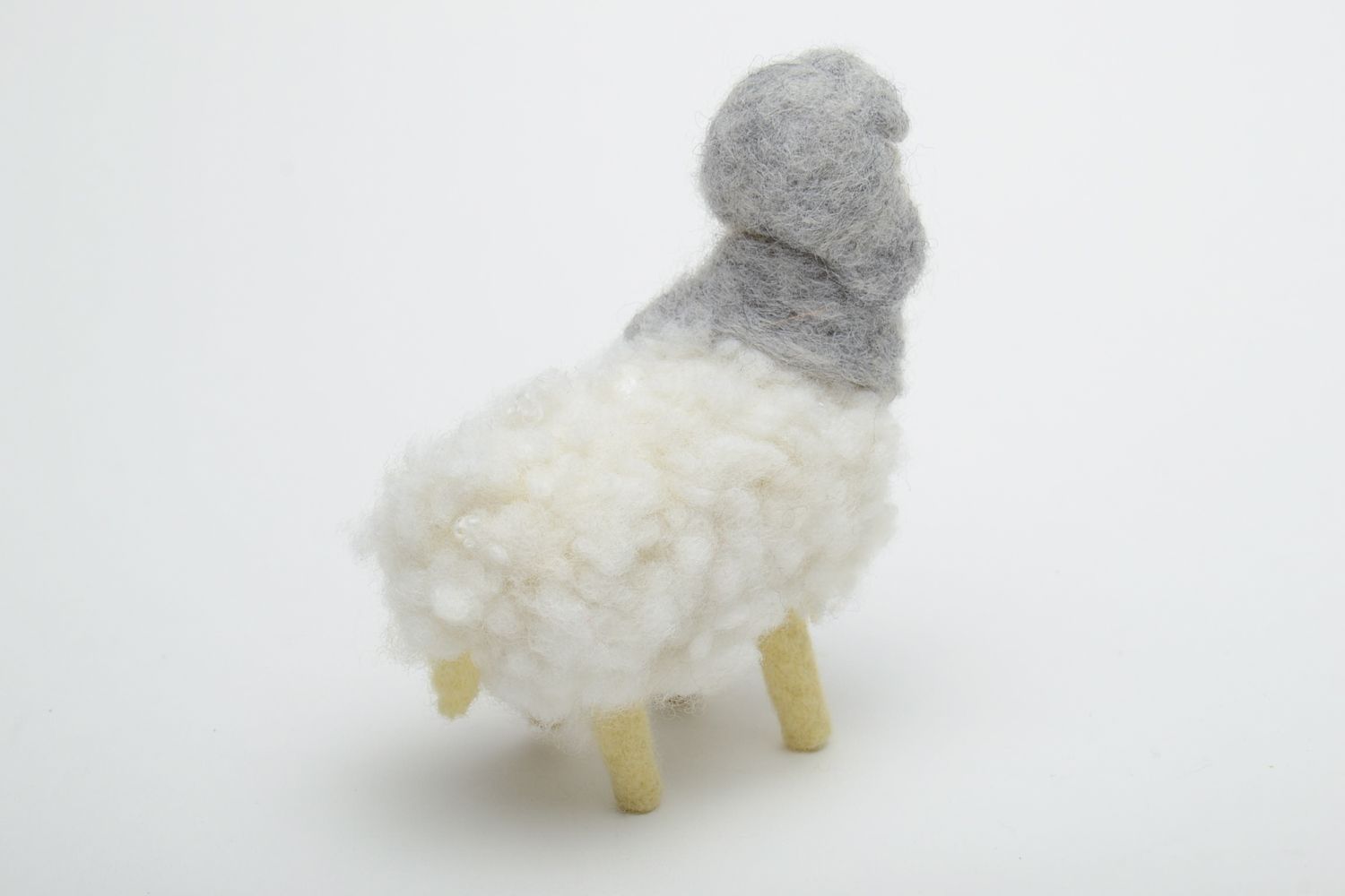 Peluche mouton avec écharpe en laine feutrée faite main photo 4