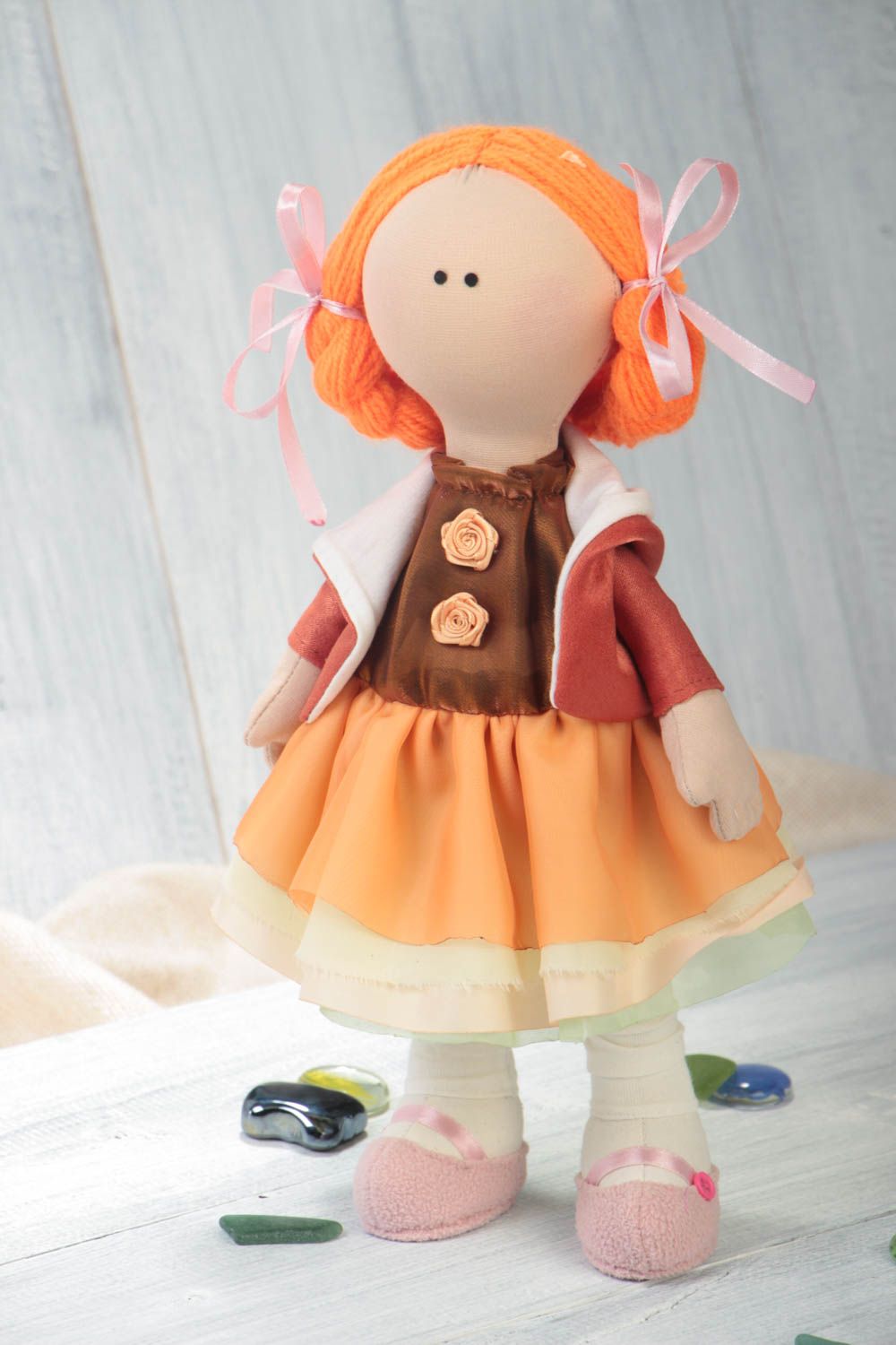 Авторская тканевая кукла ручной работы в оранжевом платье и красной курточке фото 1