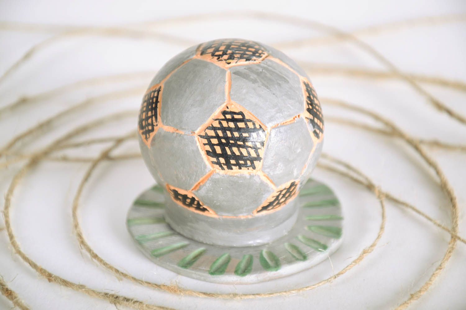 Estatueta decorativa artesanal de argila decoração do interior figuras de cerâmica Bola para futebol foto 1