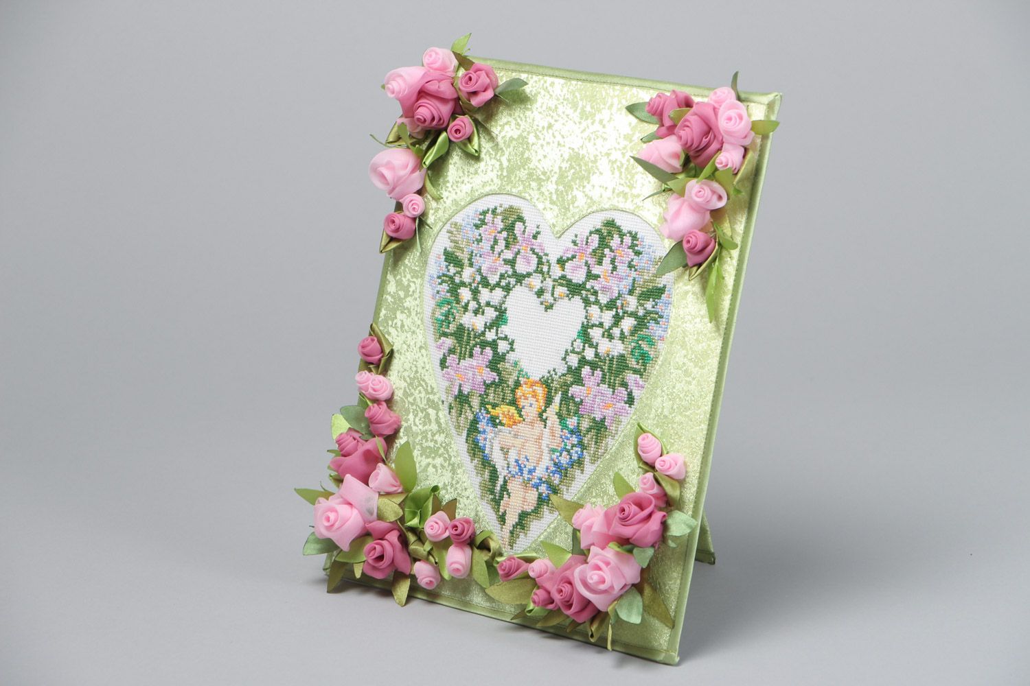 Schönes ungewöhnliches handgemachtes Bild mit Stickerei mit Blumen in Textilfloristik Technik foto 2