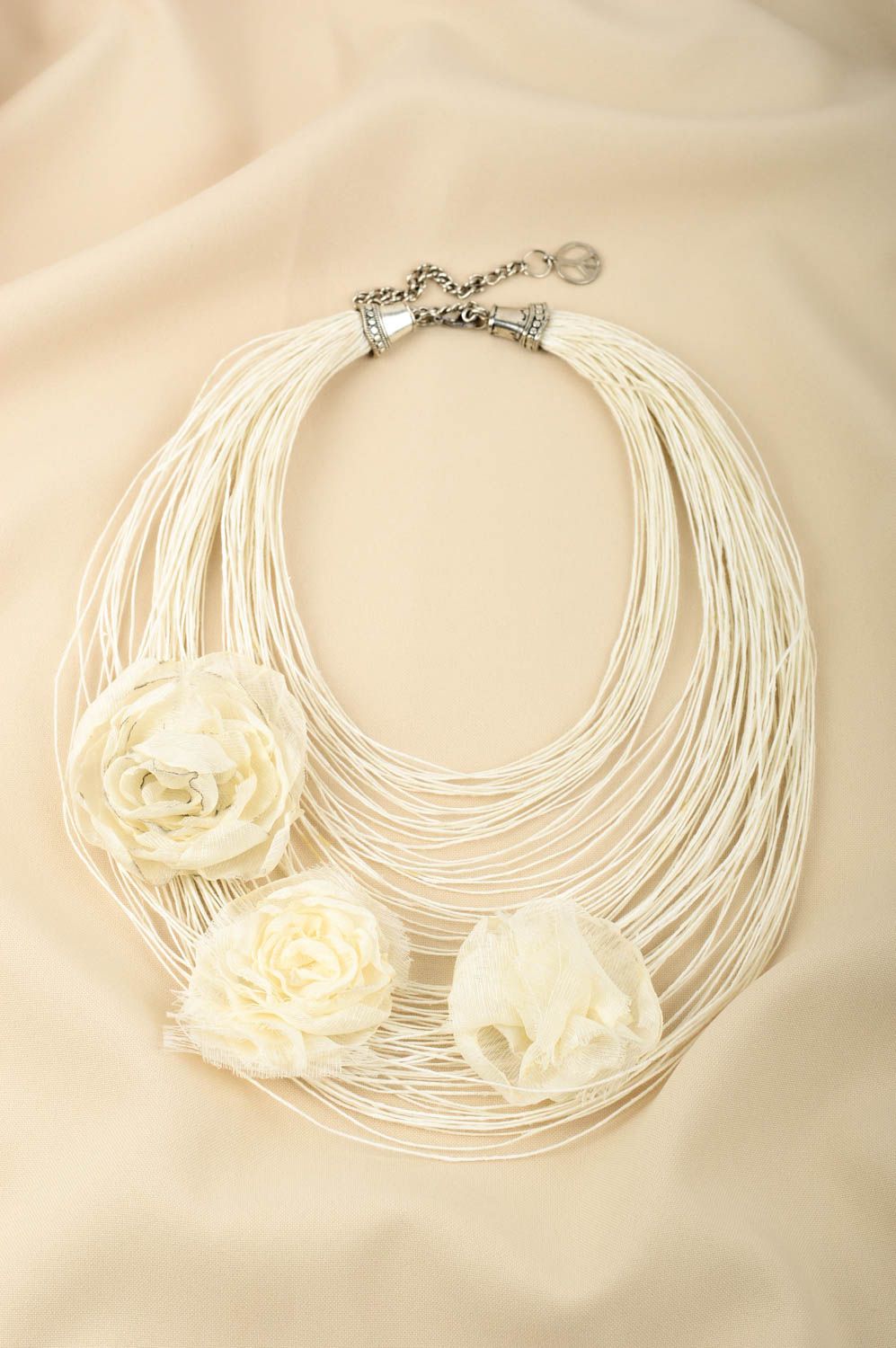 Collier textile Bijou fait main blanc en fils avec fleurs Cadeau pour femme photo 2
