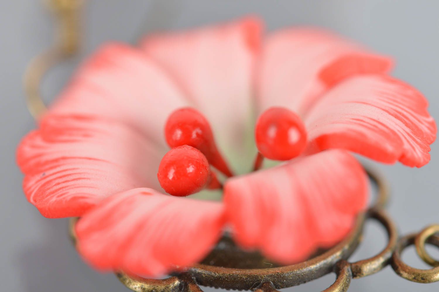 Pendientes con flores de arcilla polimérica pequeños estilosos hechos a mano foto 4