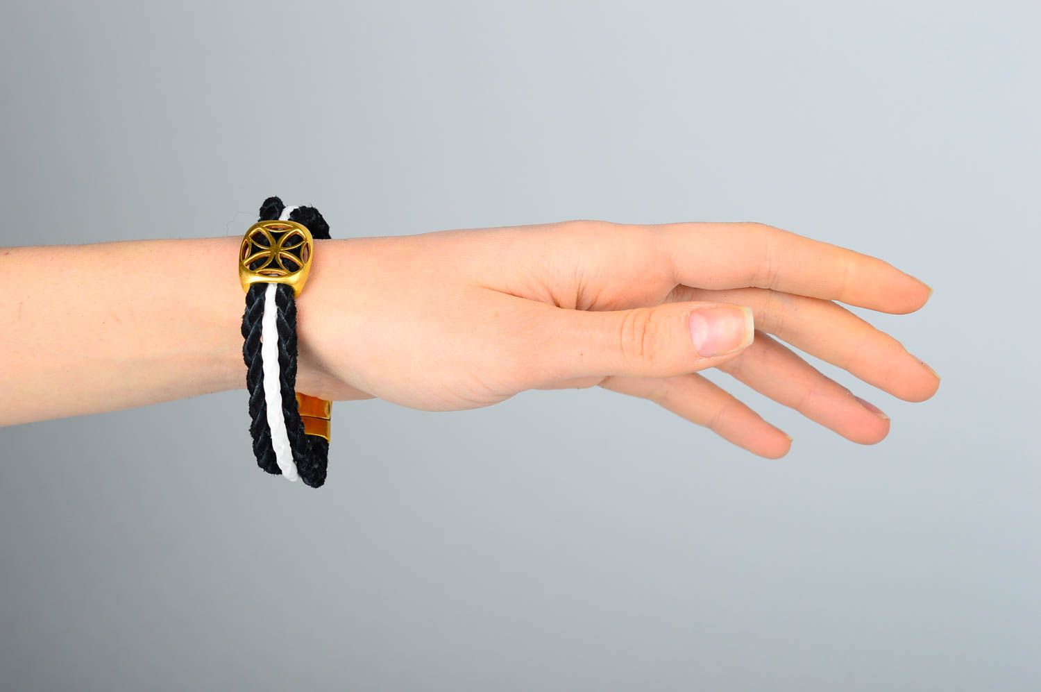Кожаный браслет хэнд мэйд браслет на руку черно-белый украшение из кожи фото 2