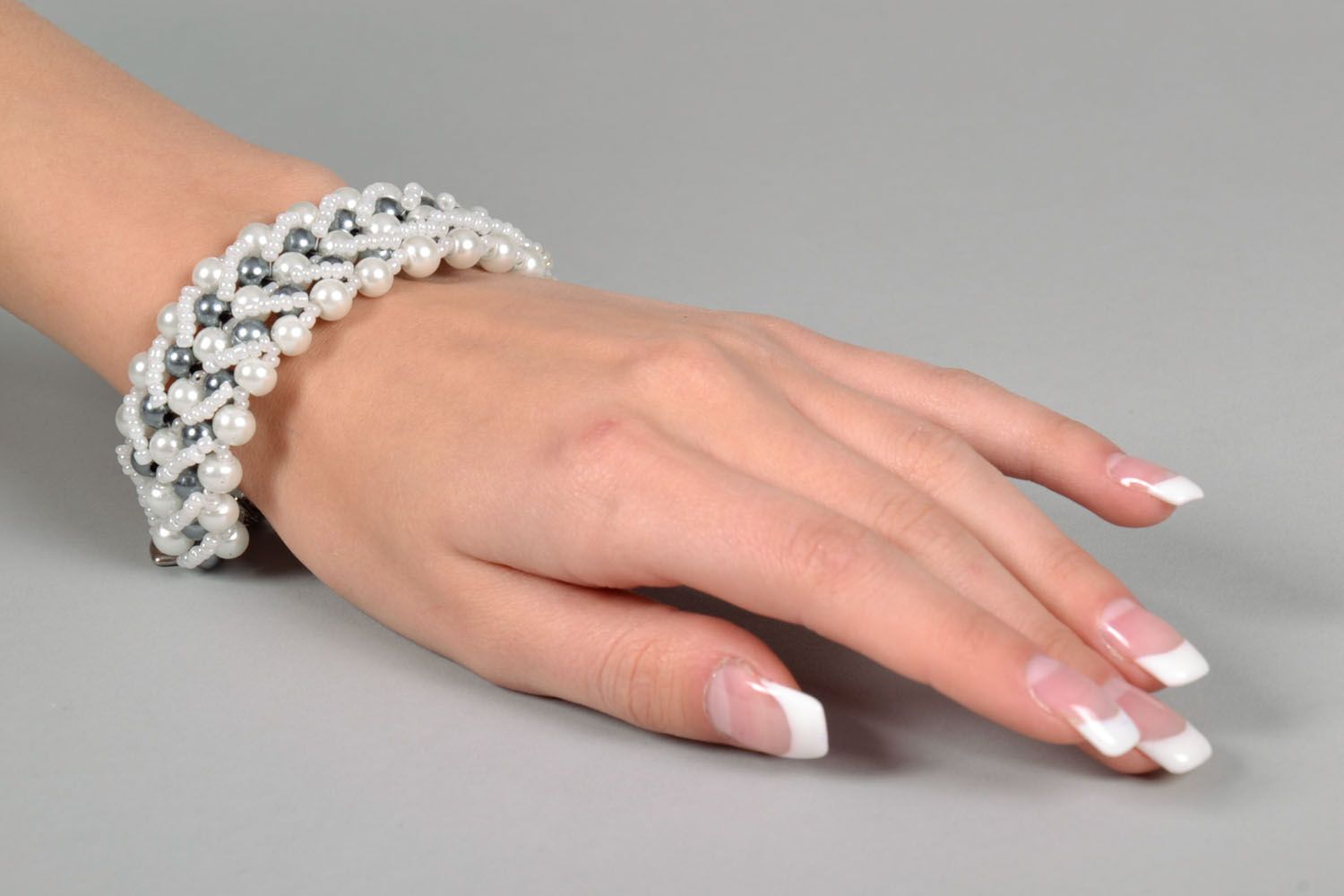  White beaded wrist bracelet in four layers for women photo 5