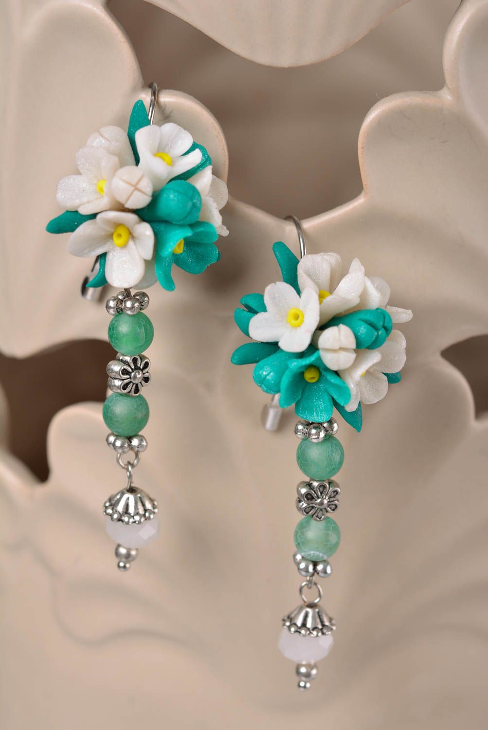 Boucles d'oreilles fleurs turquoise et blanches en pâte polymère faites main photo 1