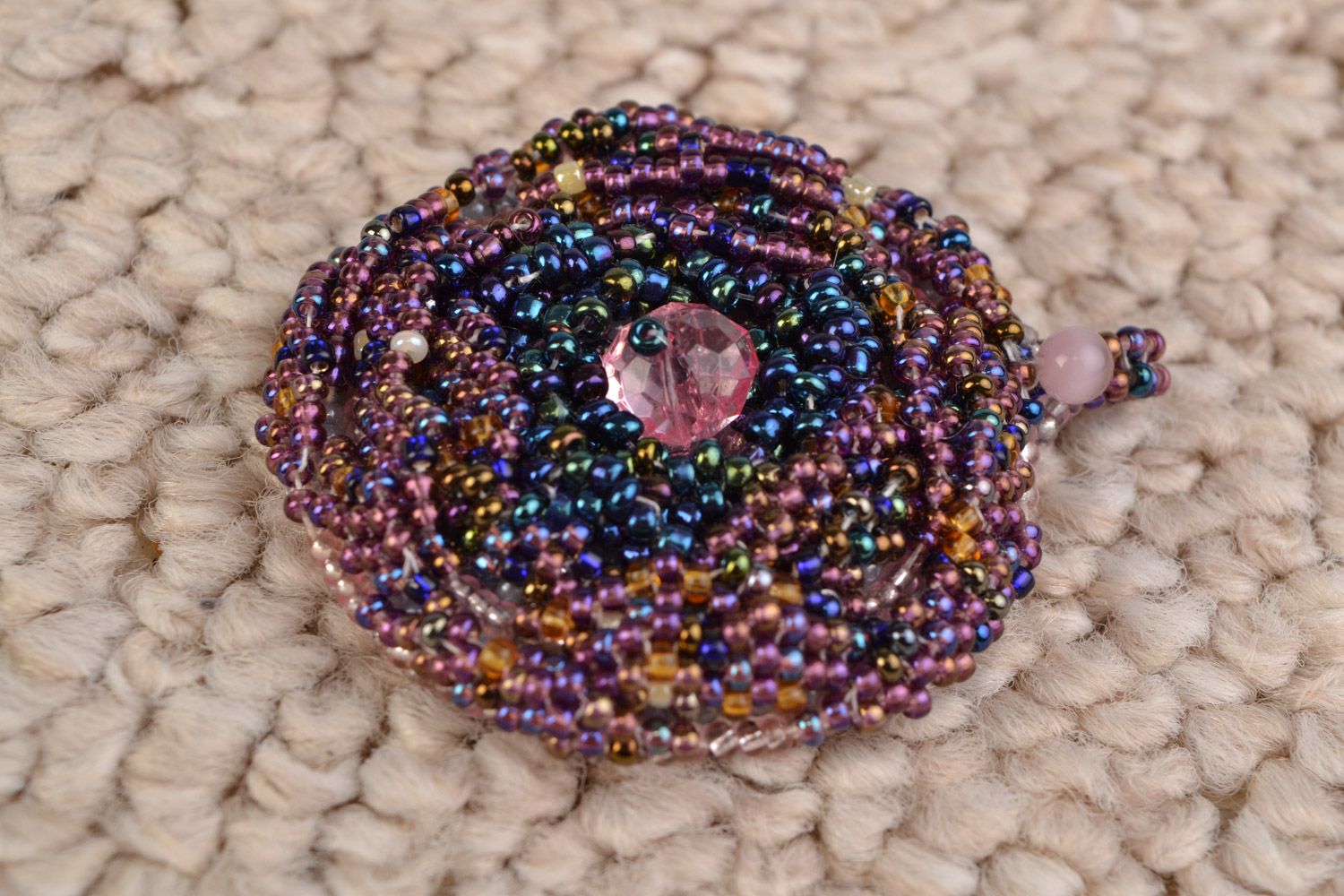 Pendentif en perles de rocaille et base de cuir rond multicolore fait main femme photo 1