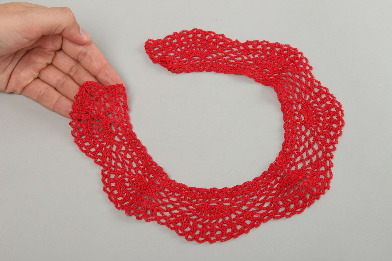 Col tricoté fait main Bijou original rouge Accessoires tricot rouge design photo 5
