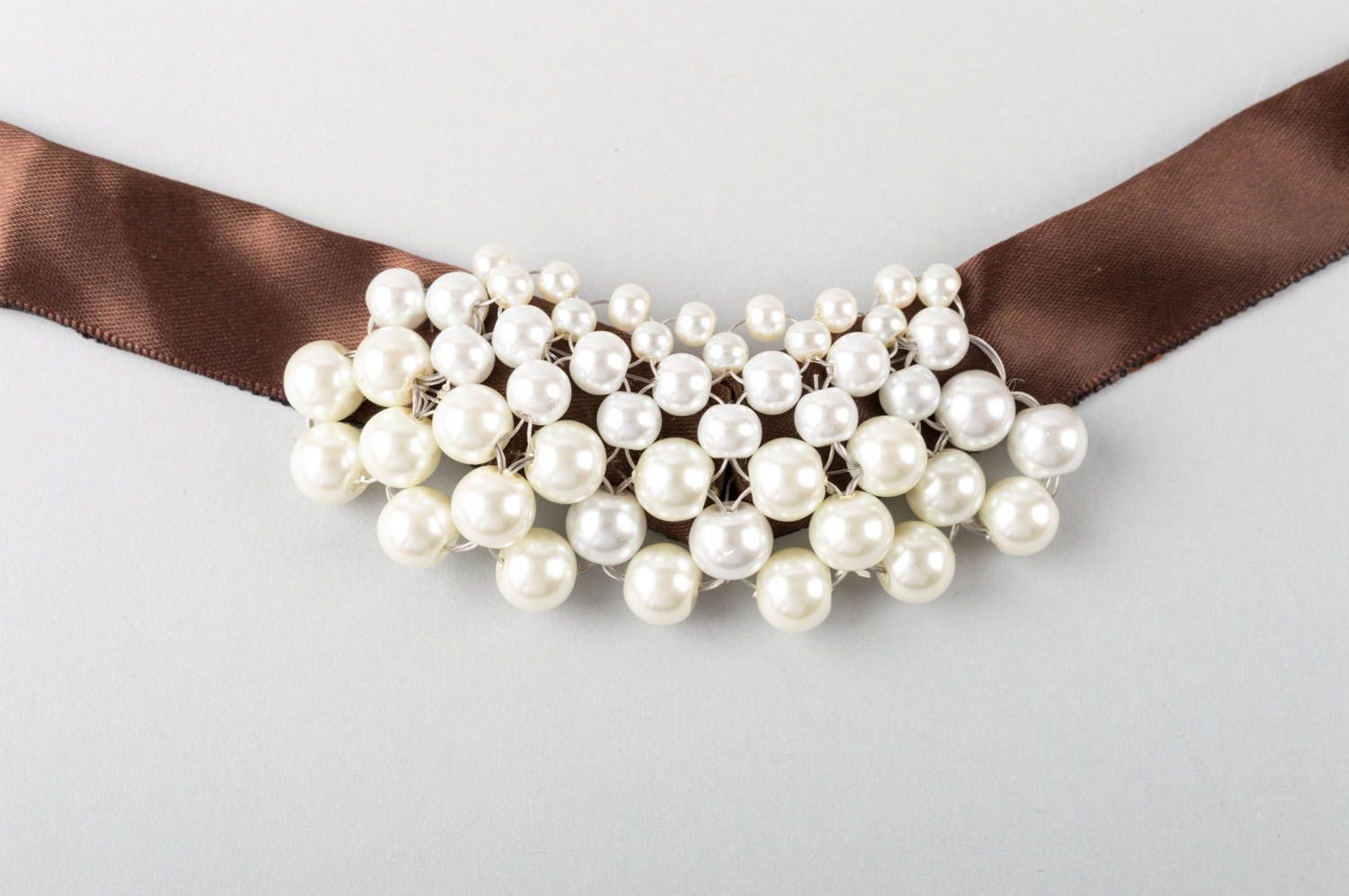 Collier ruban marron avec perles artificielles blanches fait main de soirée photo 4