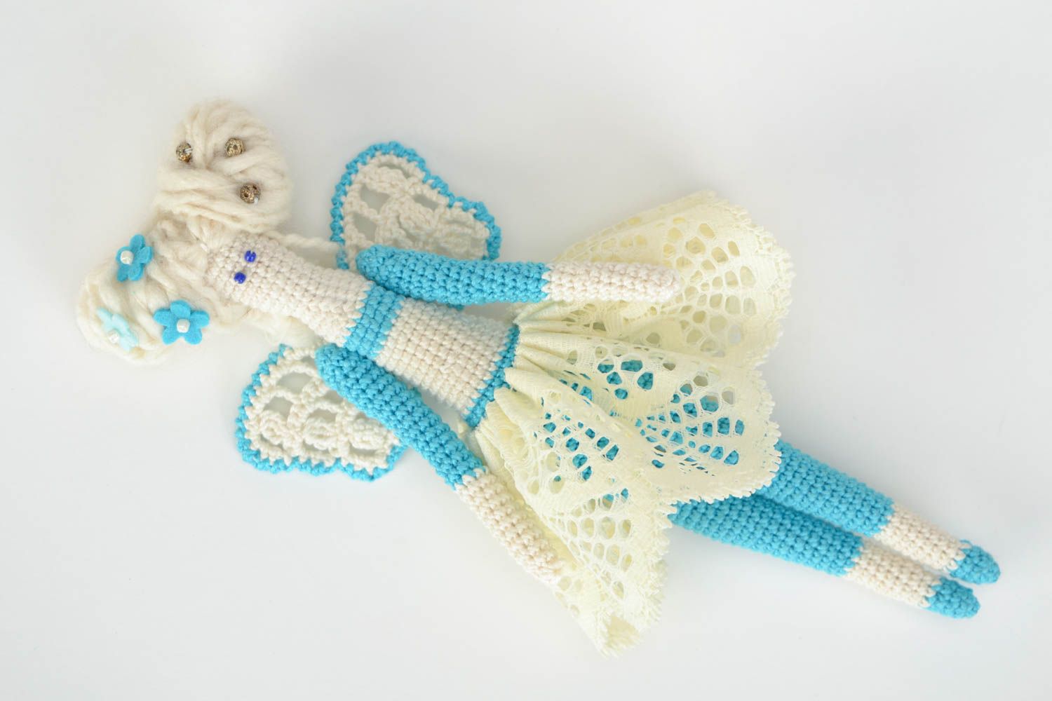 Мягкая вязаная игрушка кукла ангел голубая с белым небольшая ручной работы фото 3