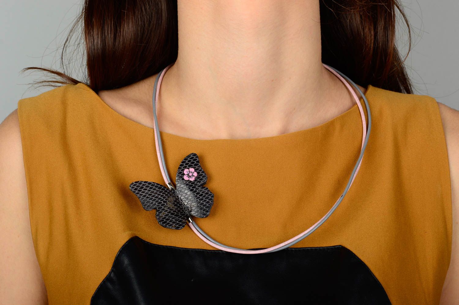 Collier papillon noir Accessoire en cuir fait main élégant Cadeau pour femme photo 2