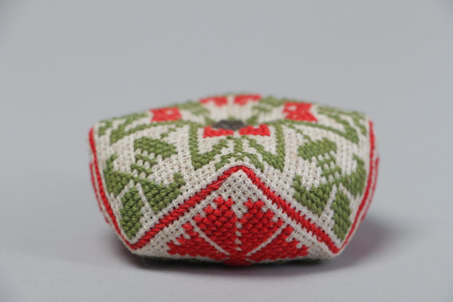 Almohadilla para agujas de tela artesanal bordada pequeña original   foto 4
