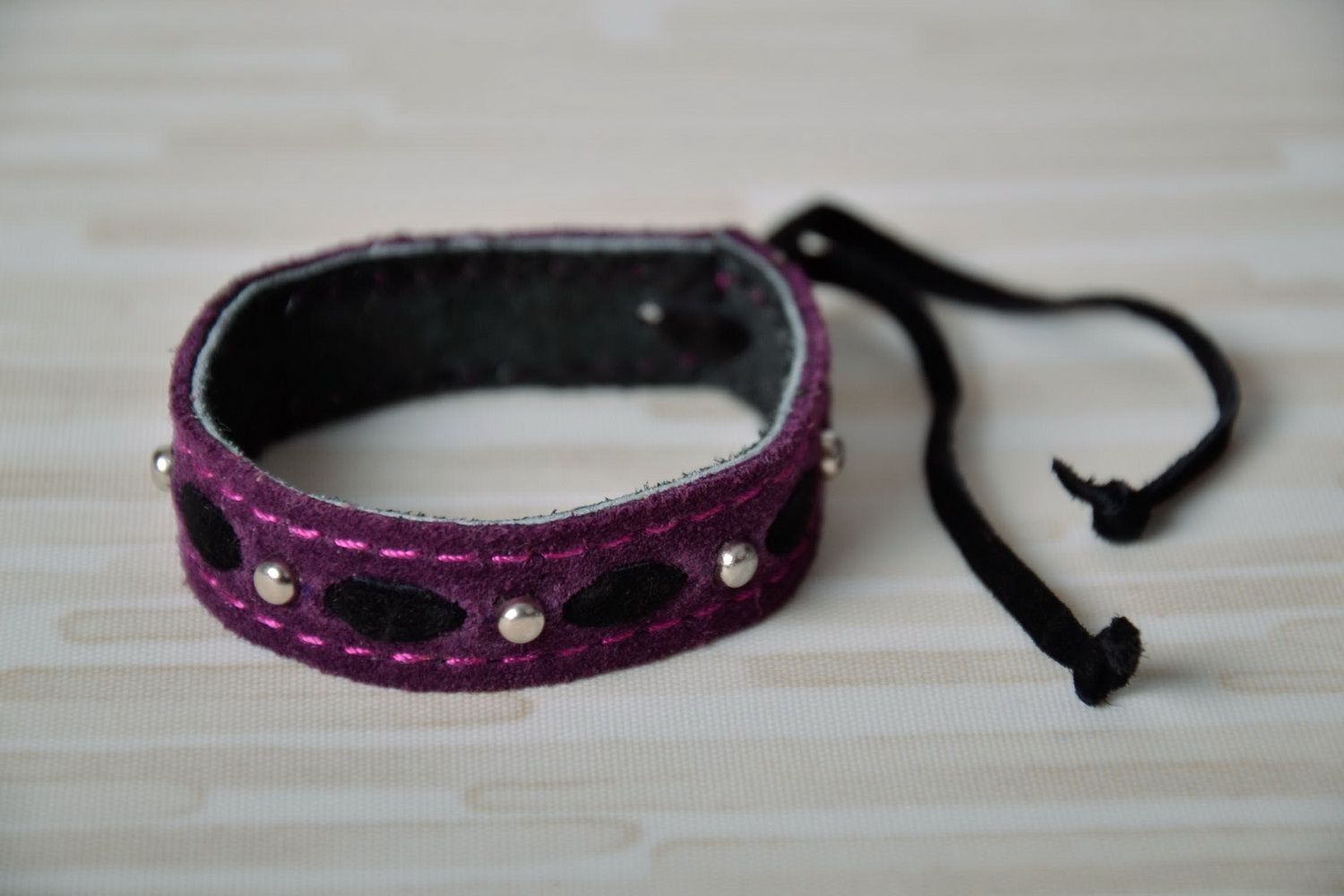 Bracelet fait main violet en cuir avec rivets photo 3