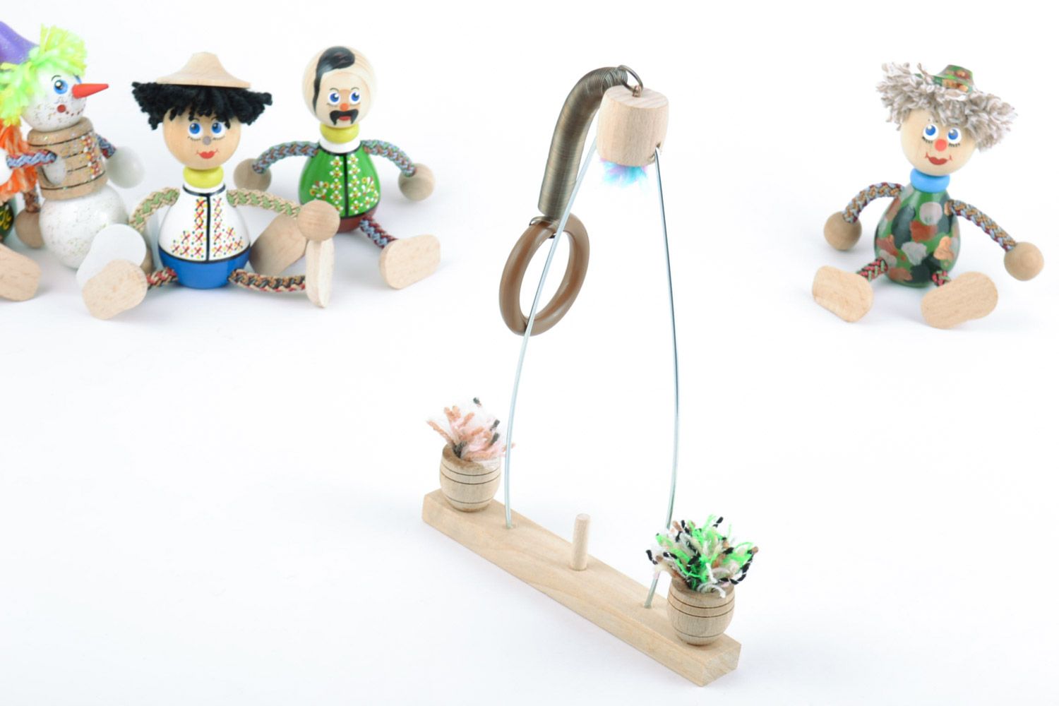Деревянная игрушка качели ручной работы на пружине для детей и дома натуральные фото 1