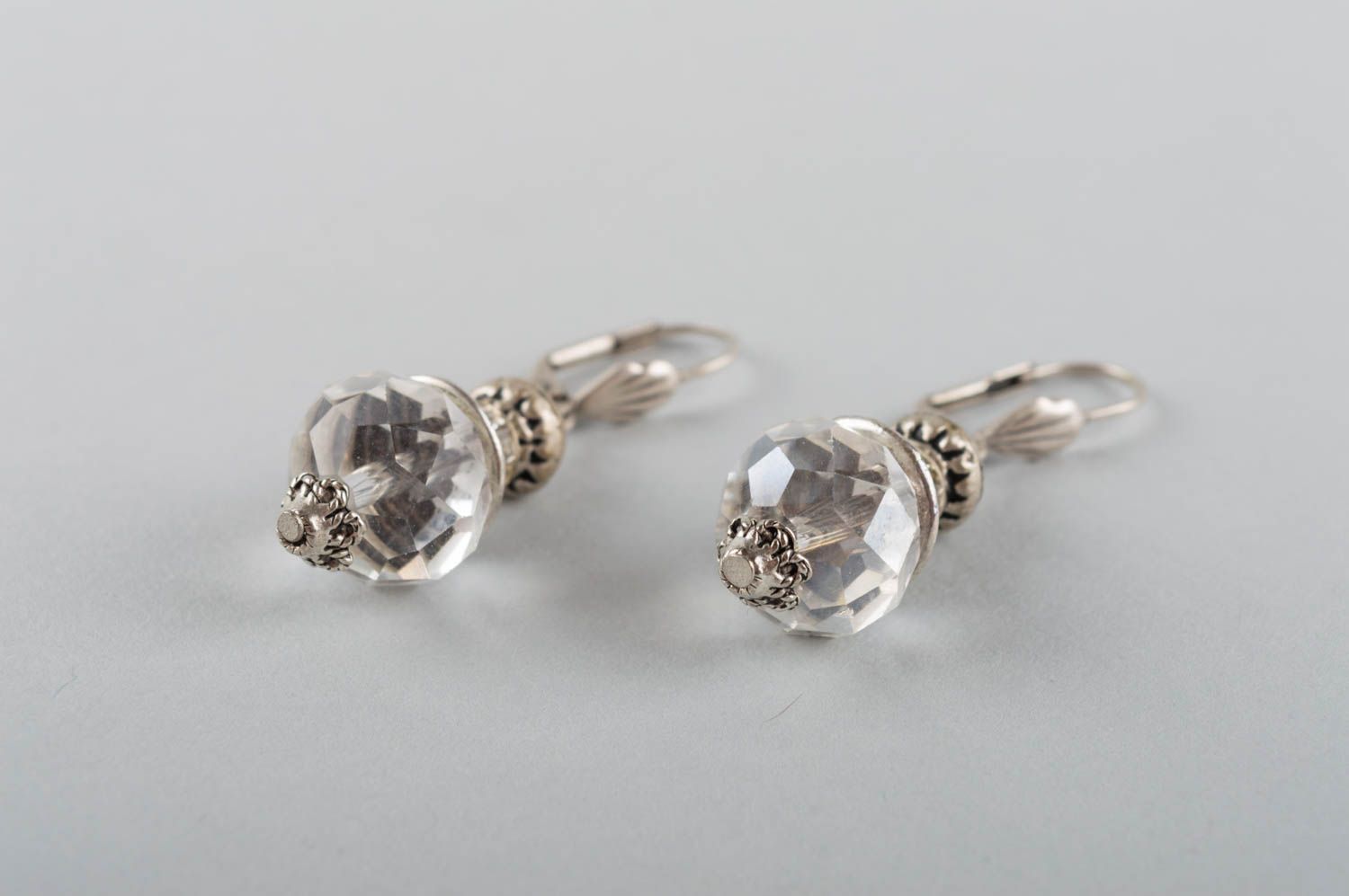 Handgemachte schöne originelle stilvolle kleine Ohrringe mit Kristall Geschenk foto 3