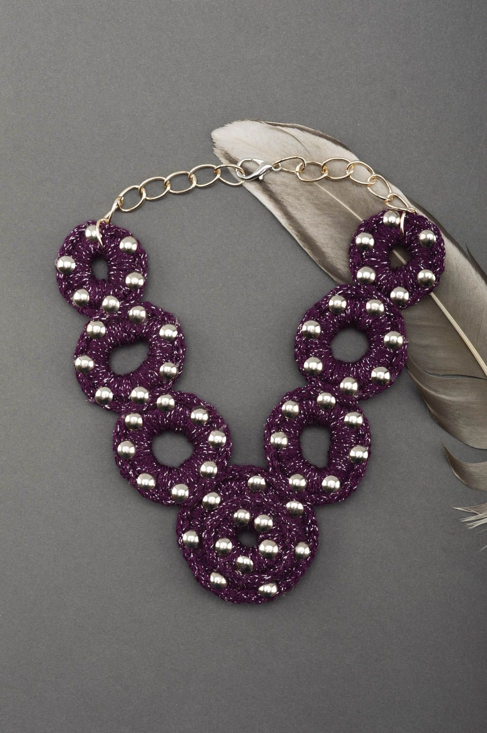 Collier textile Bijou fait main en fils et métal violet Cadeau pour femme photo 1