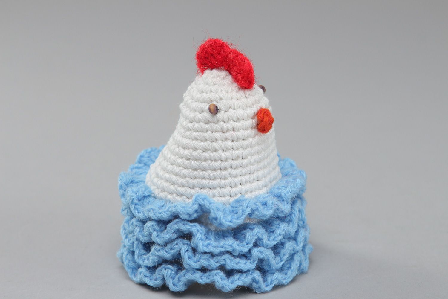 Light small handmade painted egg cover Easter chicken crocheted of wool and cotton photo 1