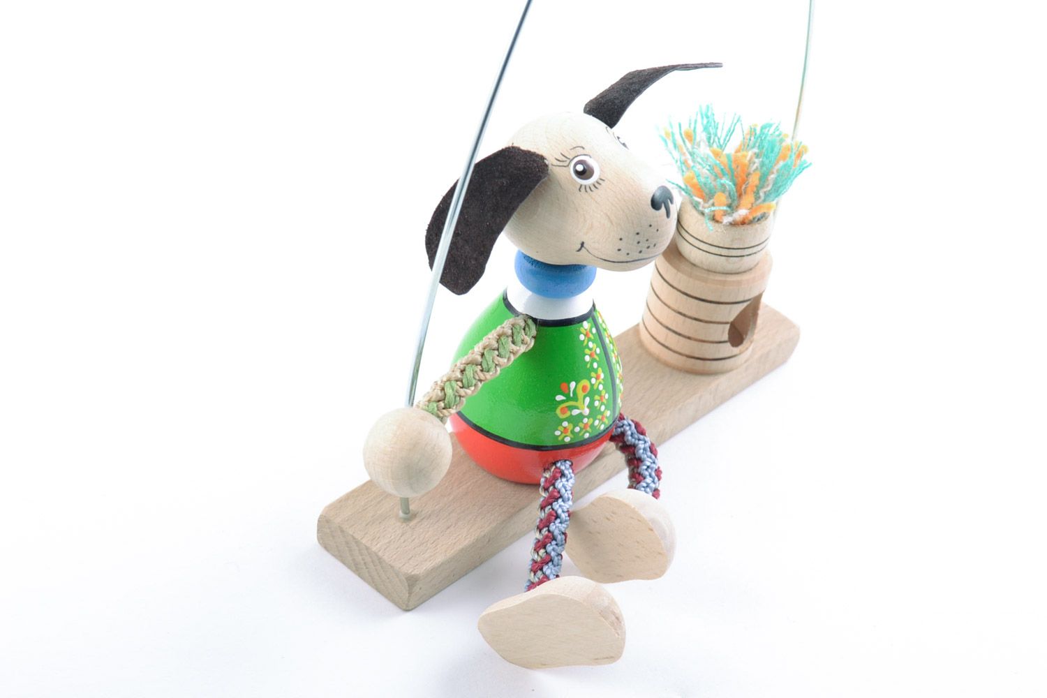 Öko Spielzeug aus Holz Anhänger für Kinderzimmer handmade Hund auf der Schaukel foto 2