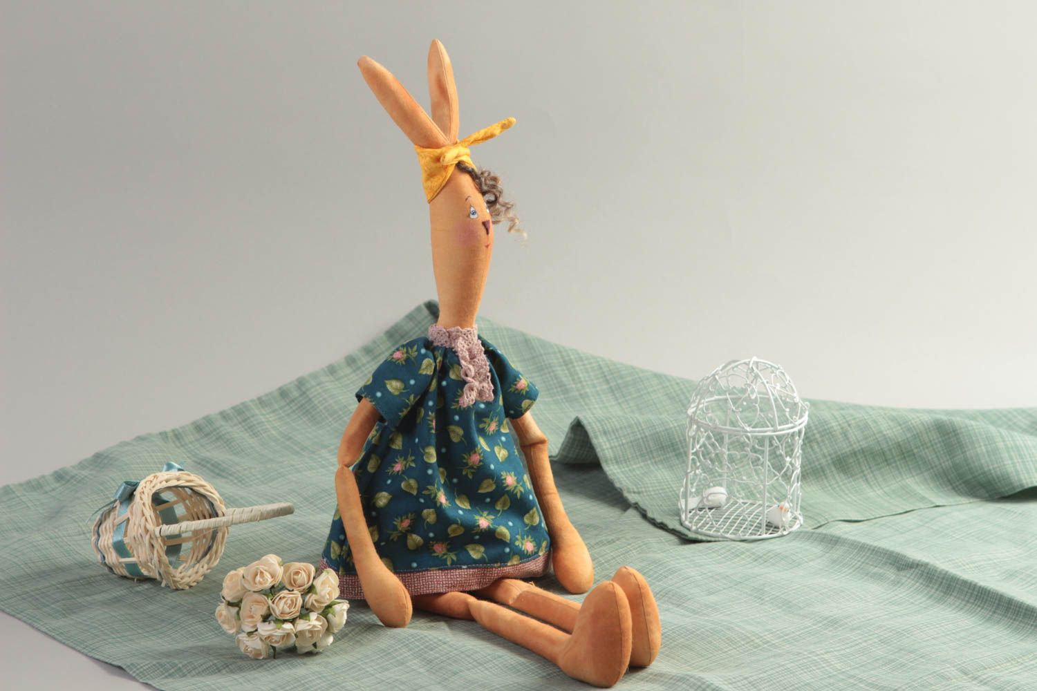 Авторская мягкая кукла ручной работы виде зайчихи в платье для декора дома фото 1