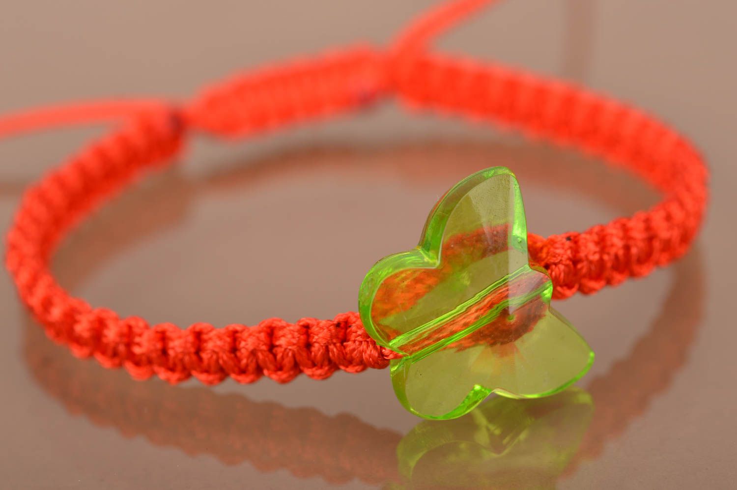 Bracelet tressé rouge en lacet ciré avec papillon en plastique fait main photo 3