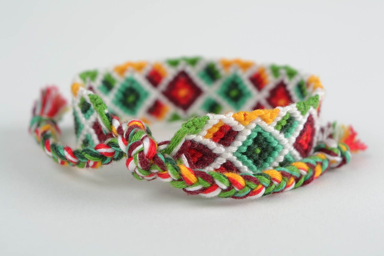 Bracelet en macramé de fils moulinés tressé multicolore motif losange fait main photo 4