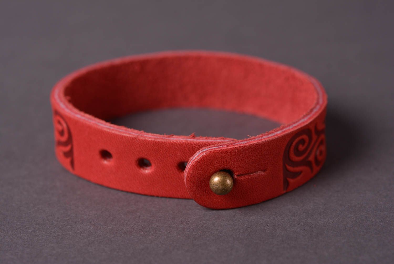 Кожаный браслет ручной работы красное украшение из кожи браслет на руку фото 4
