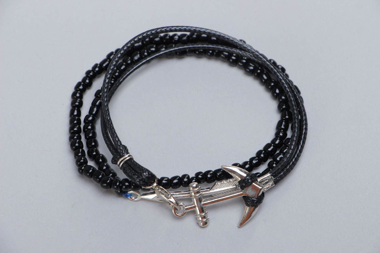 Bracelet unisexe perles de rocaille et lacet noirs avec pendeloque fait main photo 2