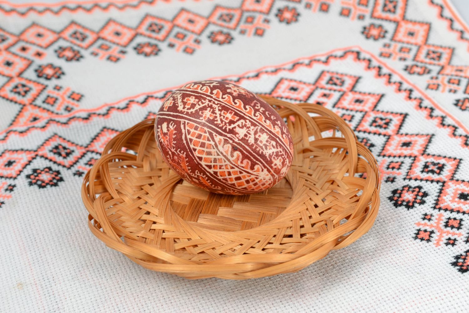 Huevo de Pascua con ornamentos sagrados foto 1