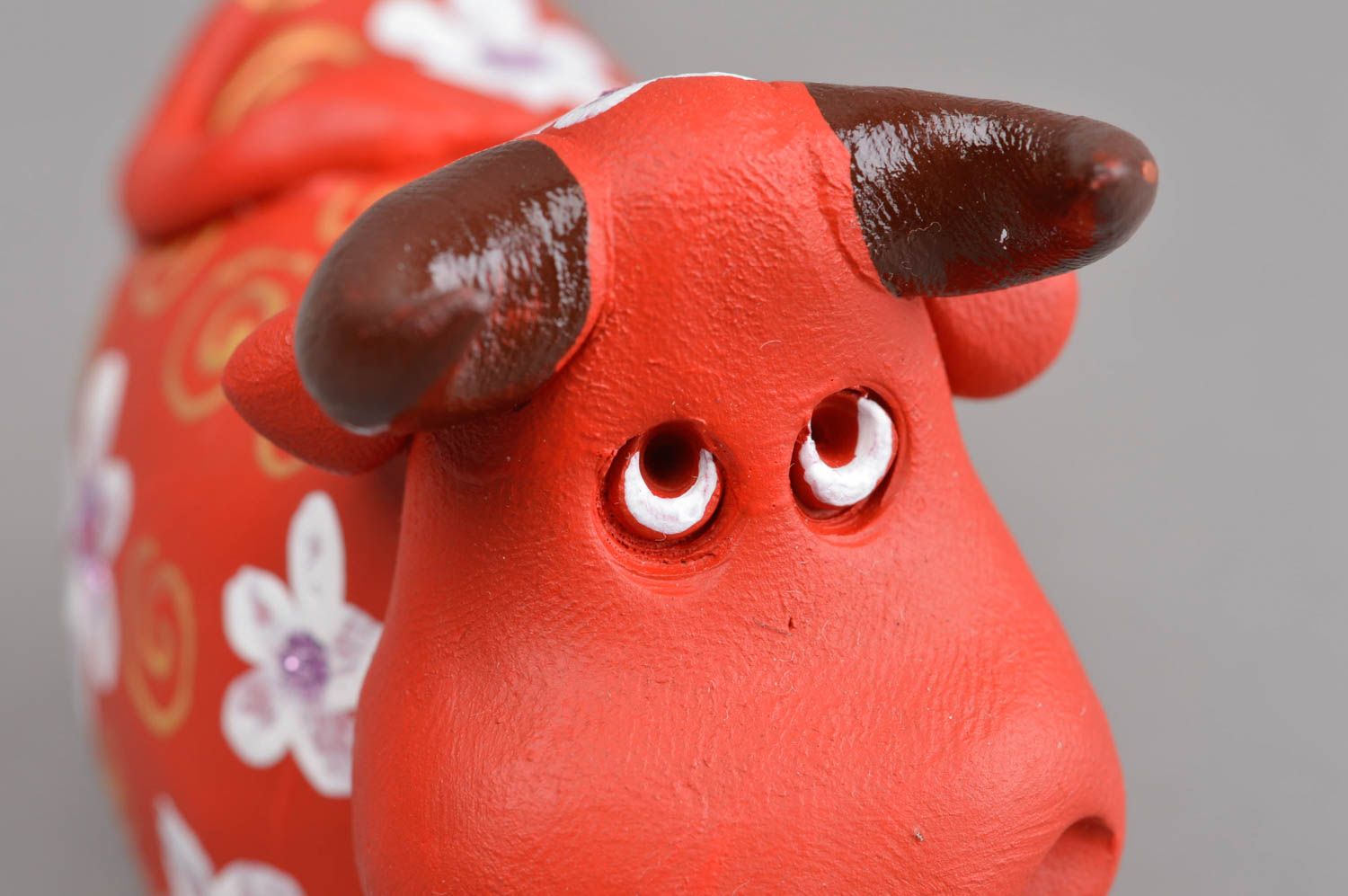 Sifflet jouet fait main Instrument de musique Figurine taureau rouge argile photo 4