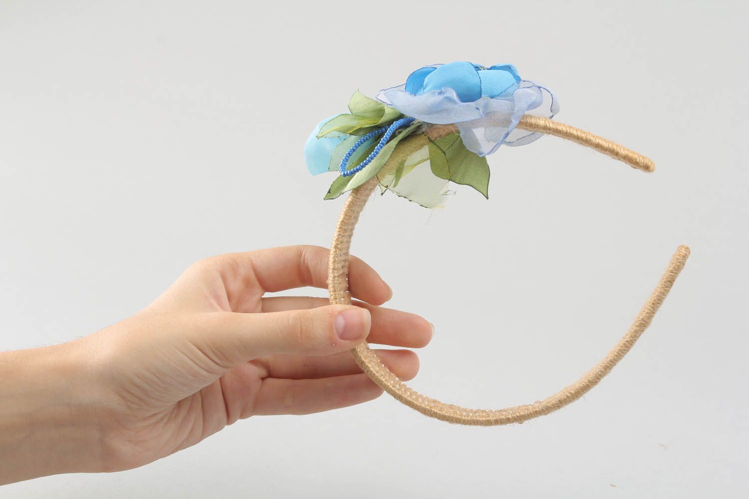 Aro de cabelo artesanal em uma base ampla de plástico com flor de tecido leve foto 4