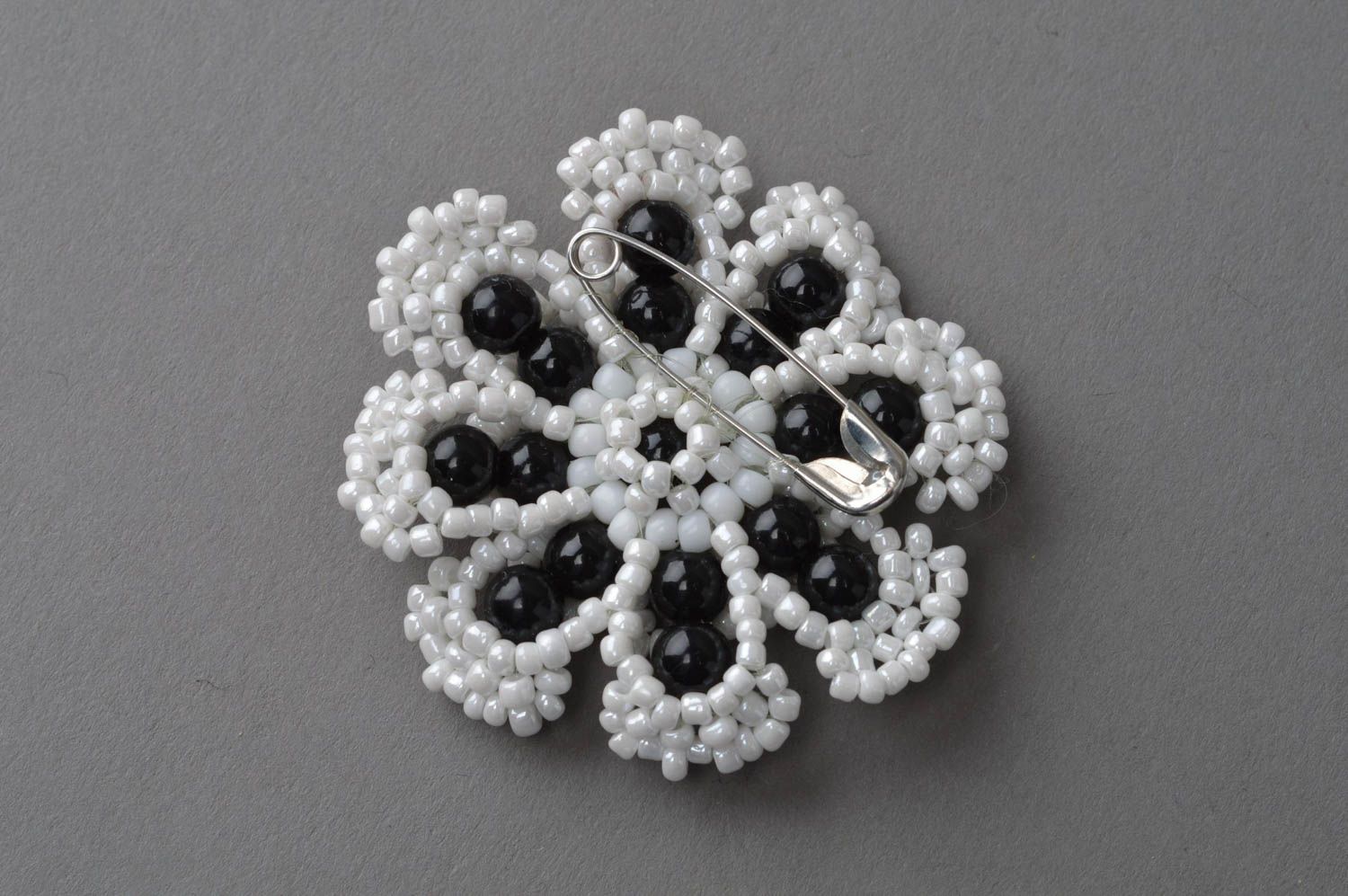 Jolie broche fleur noir blanc en perles de rocaille faite main délicate photo 4