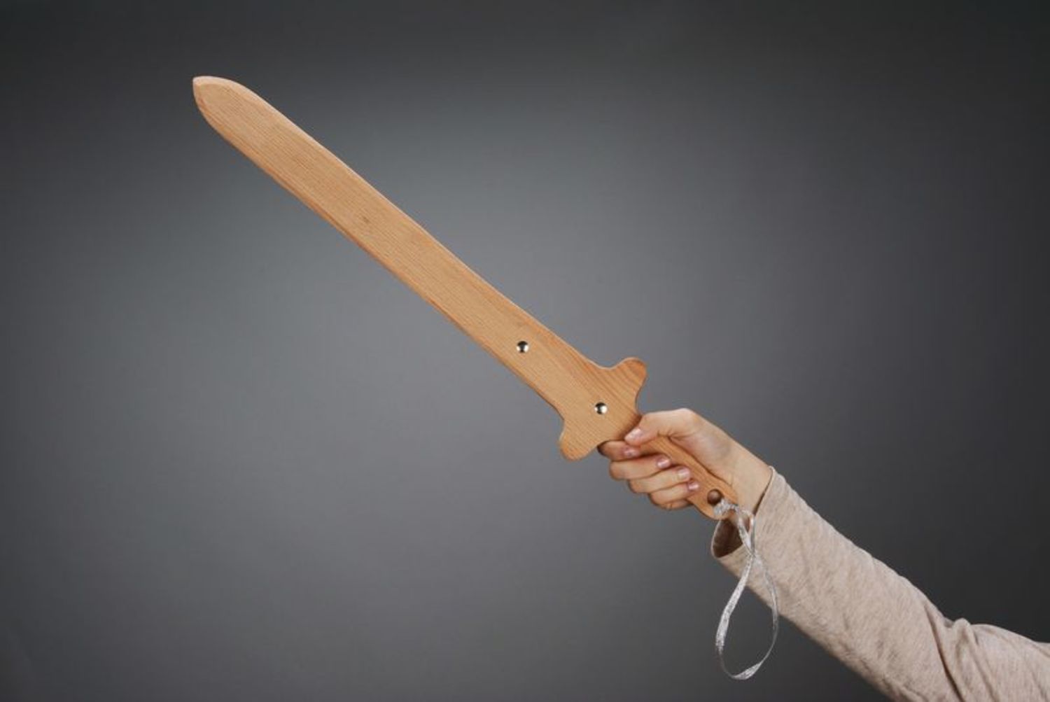 Brinquedo espada de madeira foto 3