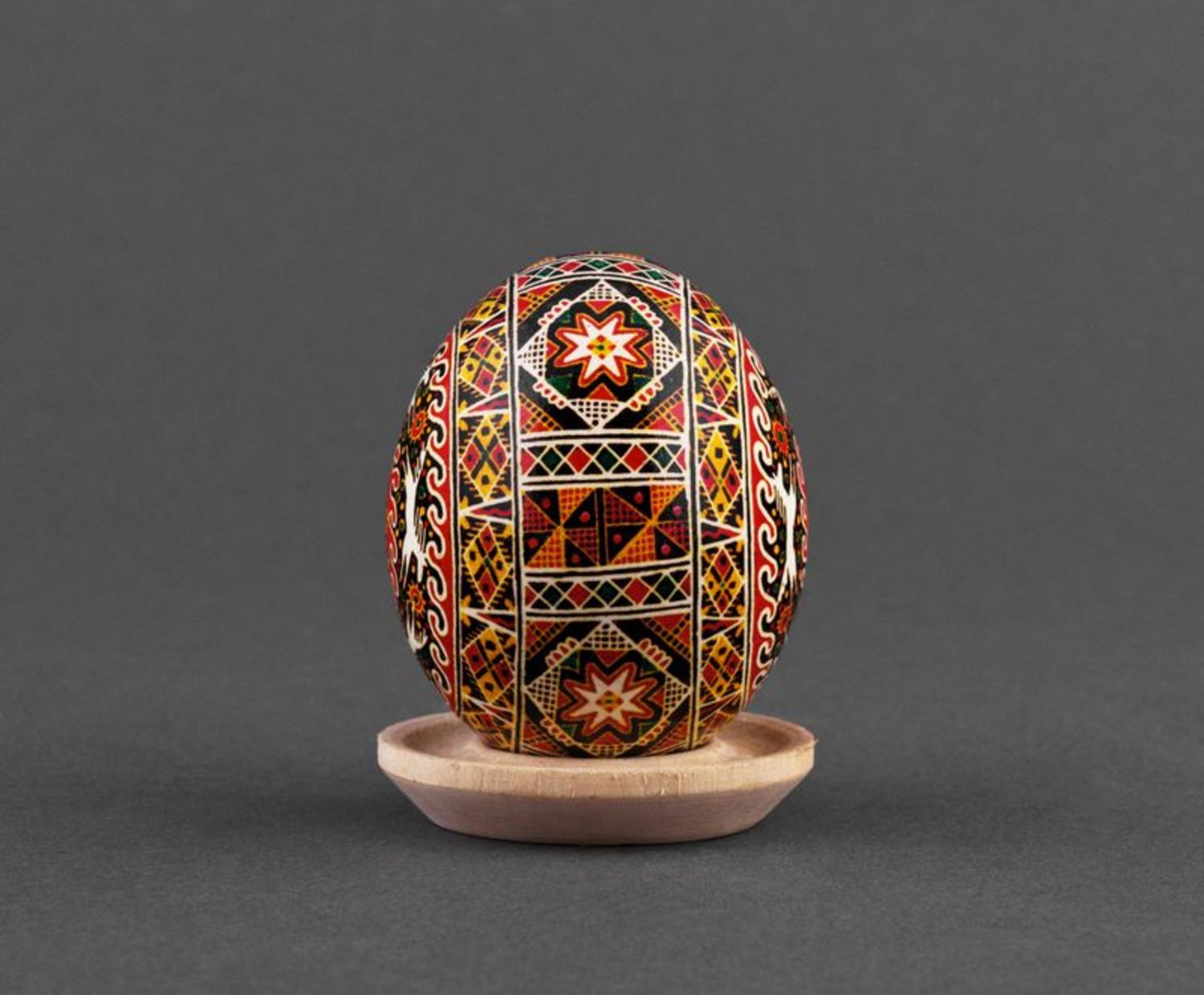 Huevo de pascua hecho a mano con ornamento elemento decorativo souvenir original foto 3
