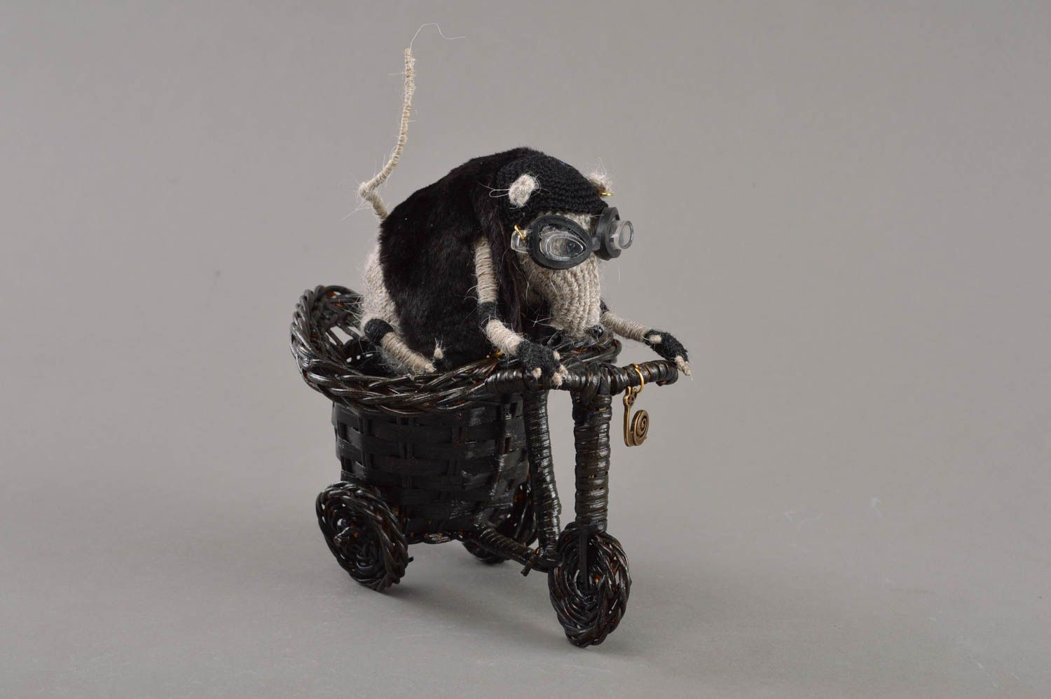 Jouet souris tricoté en laine sur moto en osier fait main décoratif original photo 1