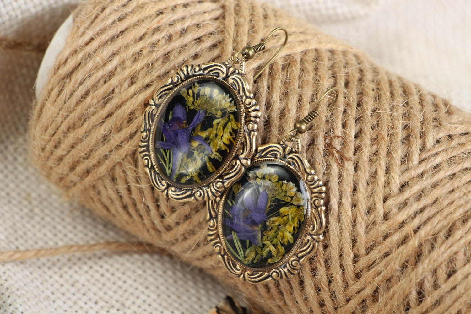 Earrings with wild flowers coated with jewelry resin photo 1