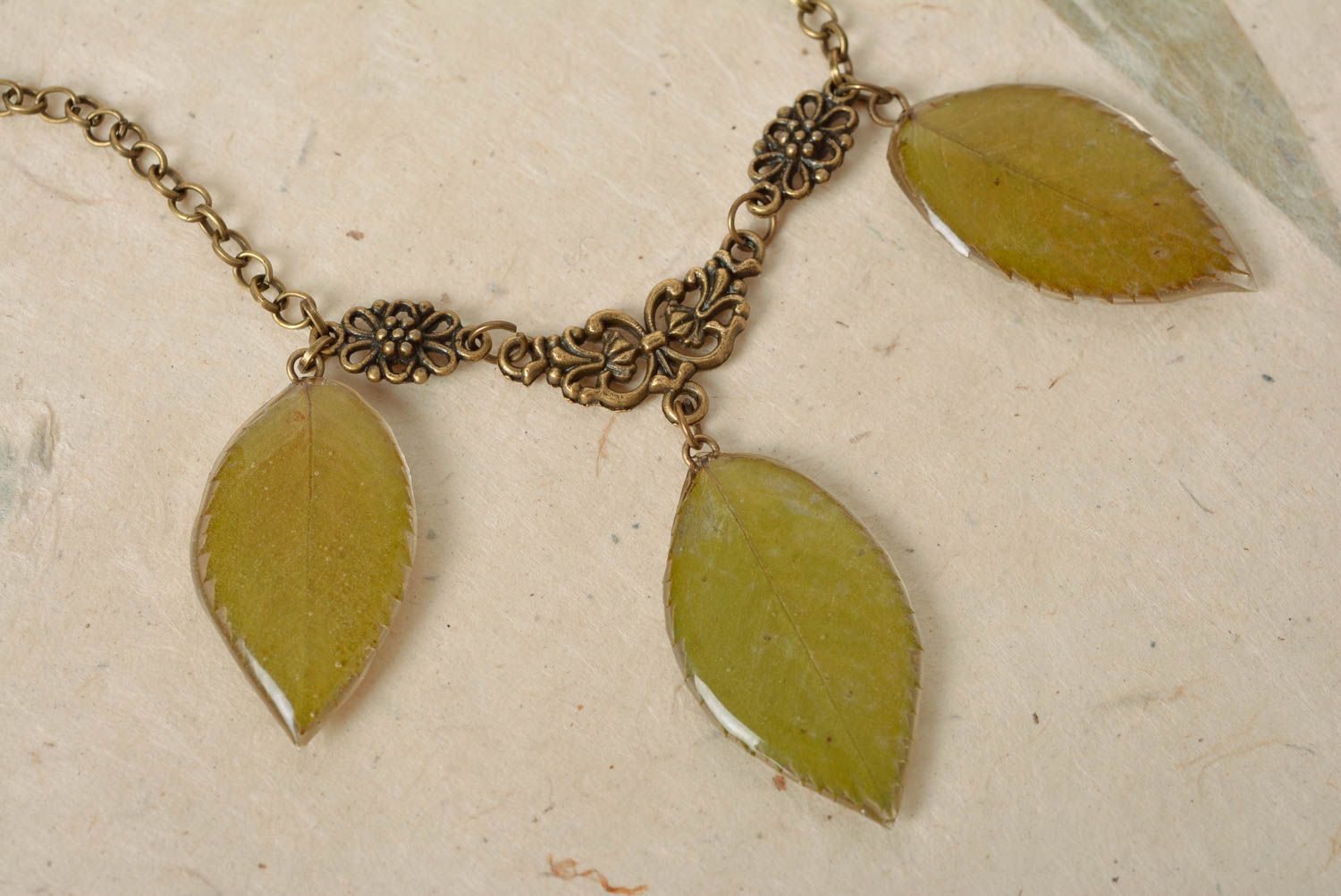 Collar de resina epoxi con hojas naturales artesanal vedre en cadenita foto 3