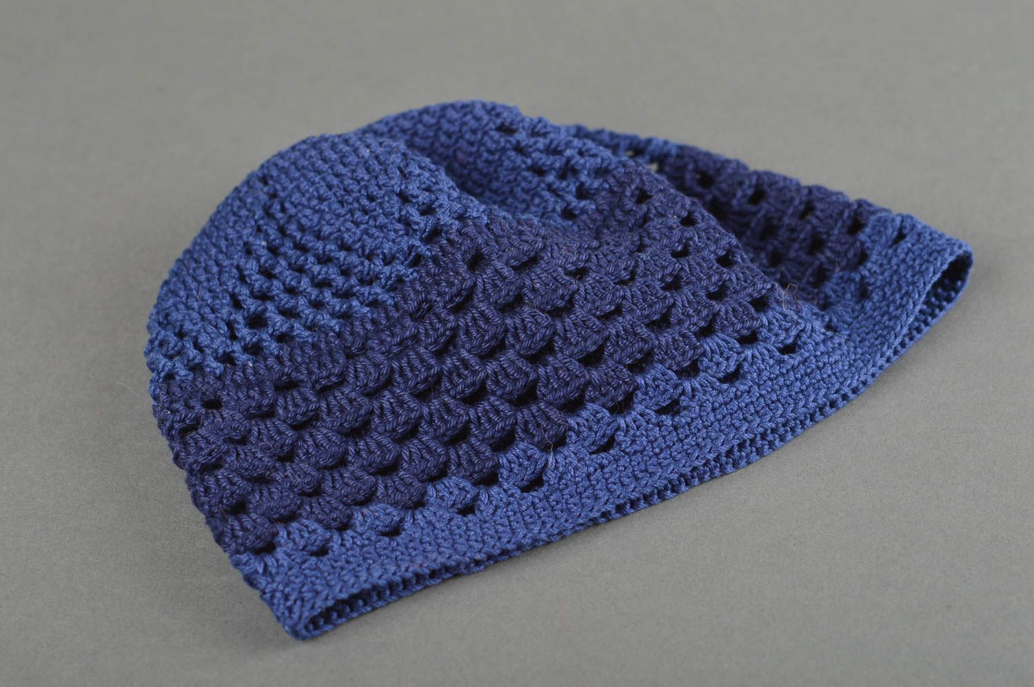 Bonnet tricot fait main Chapeau au crochet bleu foncé léger Vêtement enfant photo 3
