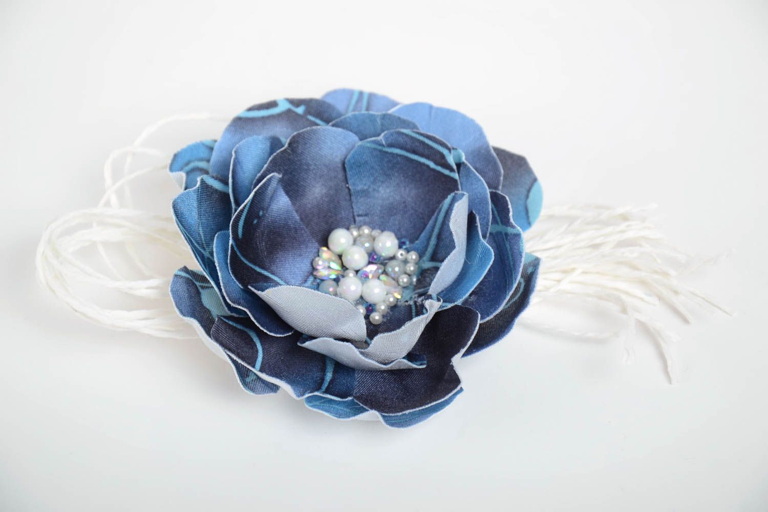 Брошь цветок из ткани синяя с бусинами красивая крупная стильная ручной работы фото 2