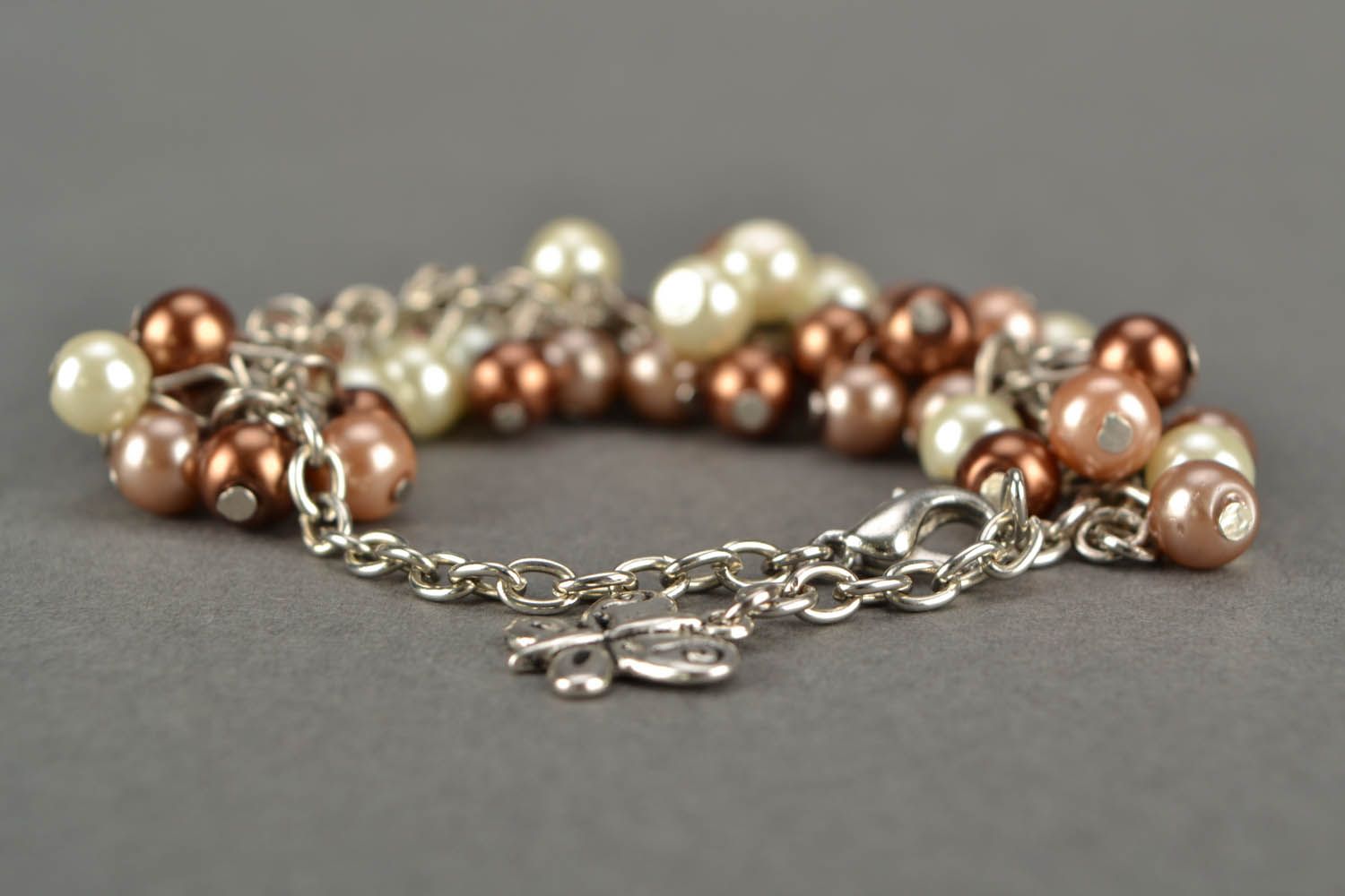 Bracelet made of artificial pearls with charm photo 4