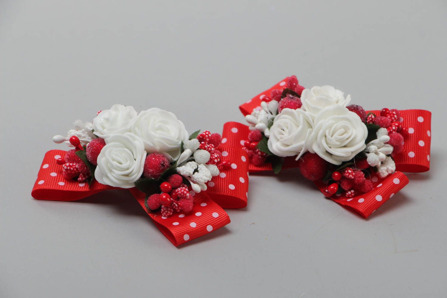 Резинки для волос с бантиками красные с цветочками набор 2 штуки ручная работа фото 3