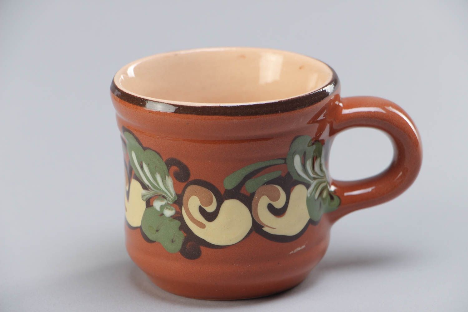 Petite tasse en céramique brun-vert peint aux motifs végétaux faite main 7 cl photo 2
