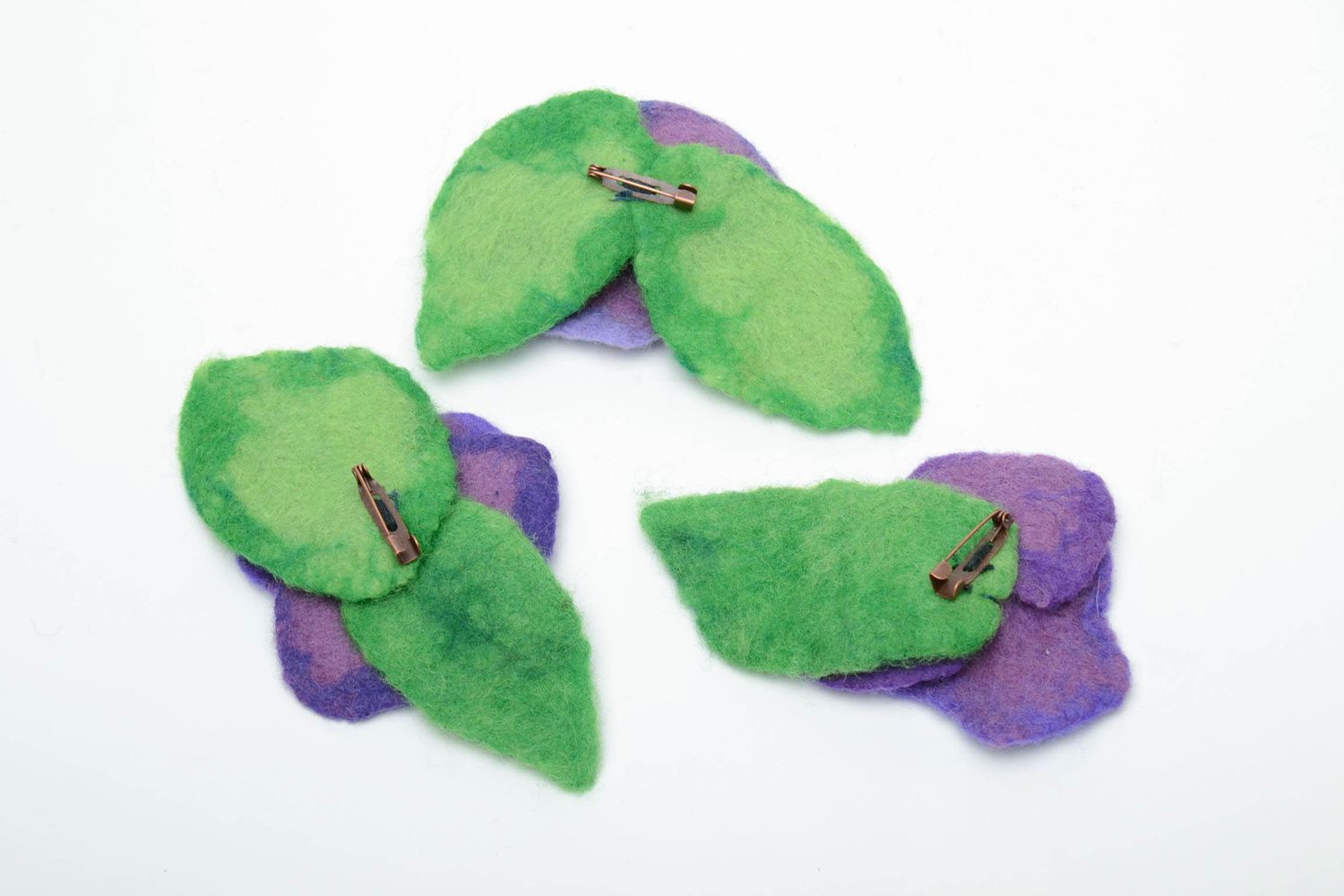 Set of wool brooches in the shape of violets  photo 4