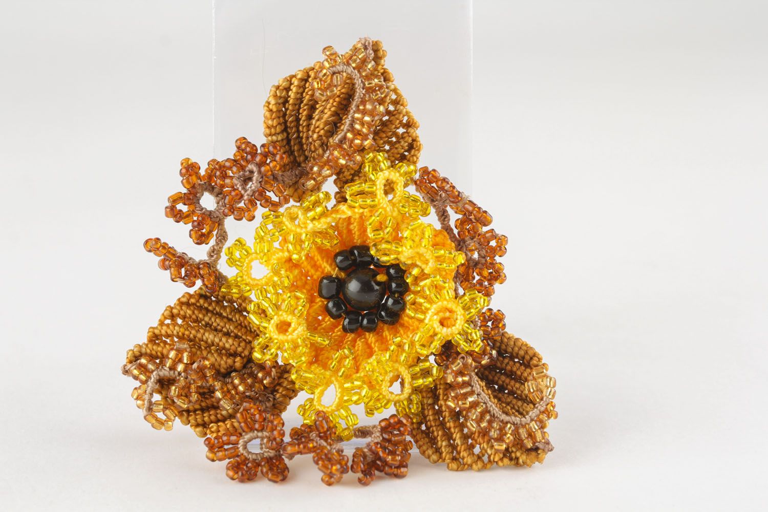 Broche artesanal em técnica macramê em forma de uma flor foto 2