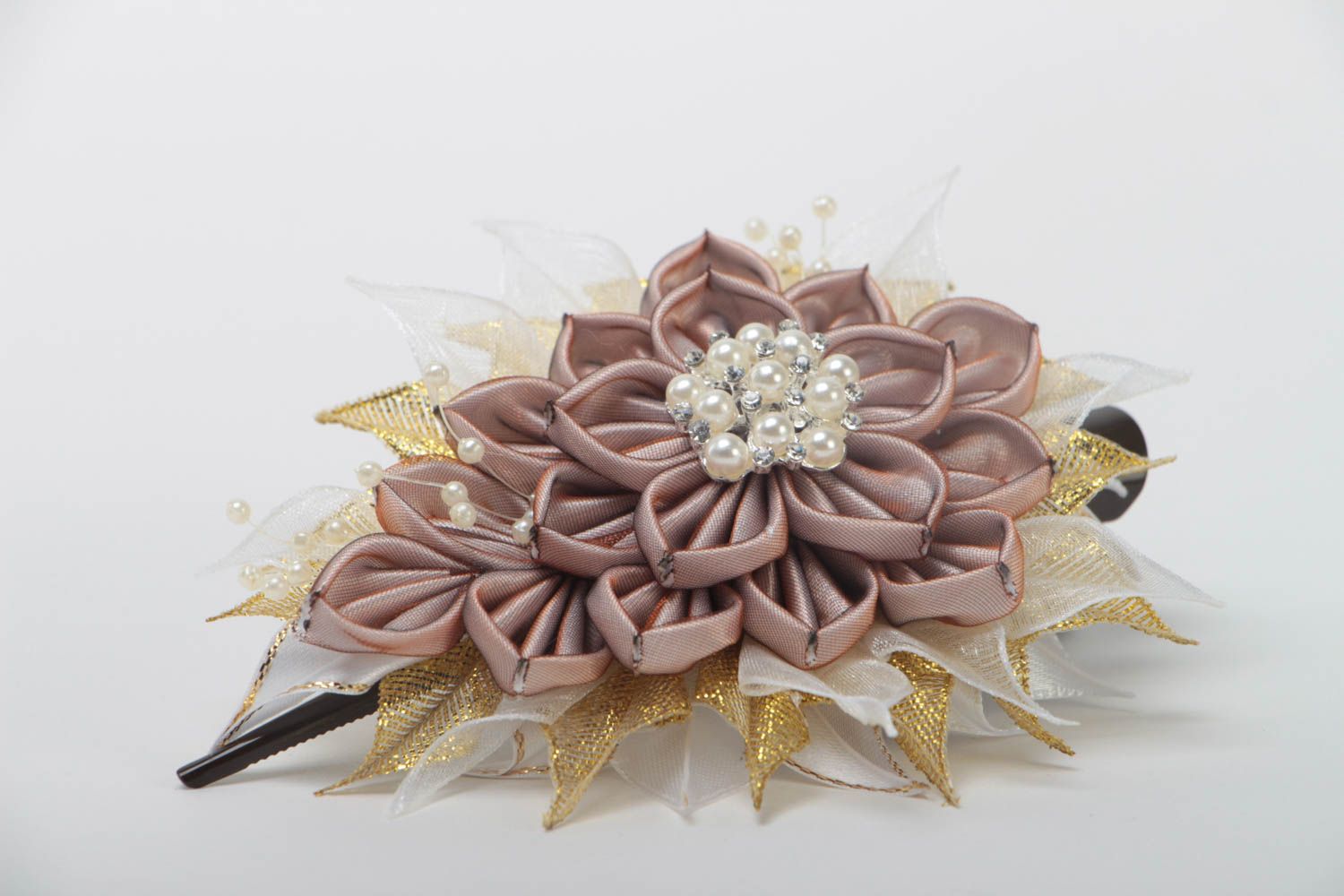 Dunkle schöne elegante originelle handgemachte Haarspange mit Blume aus Atlas foto 3