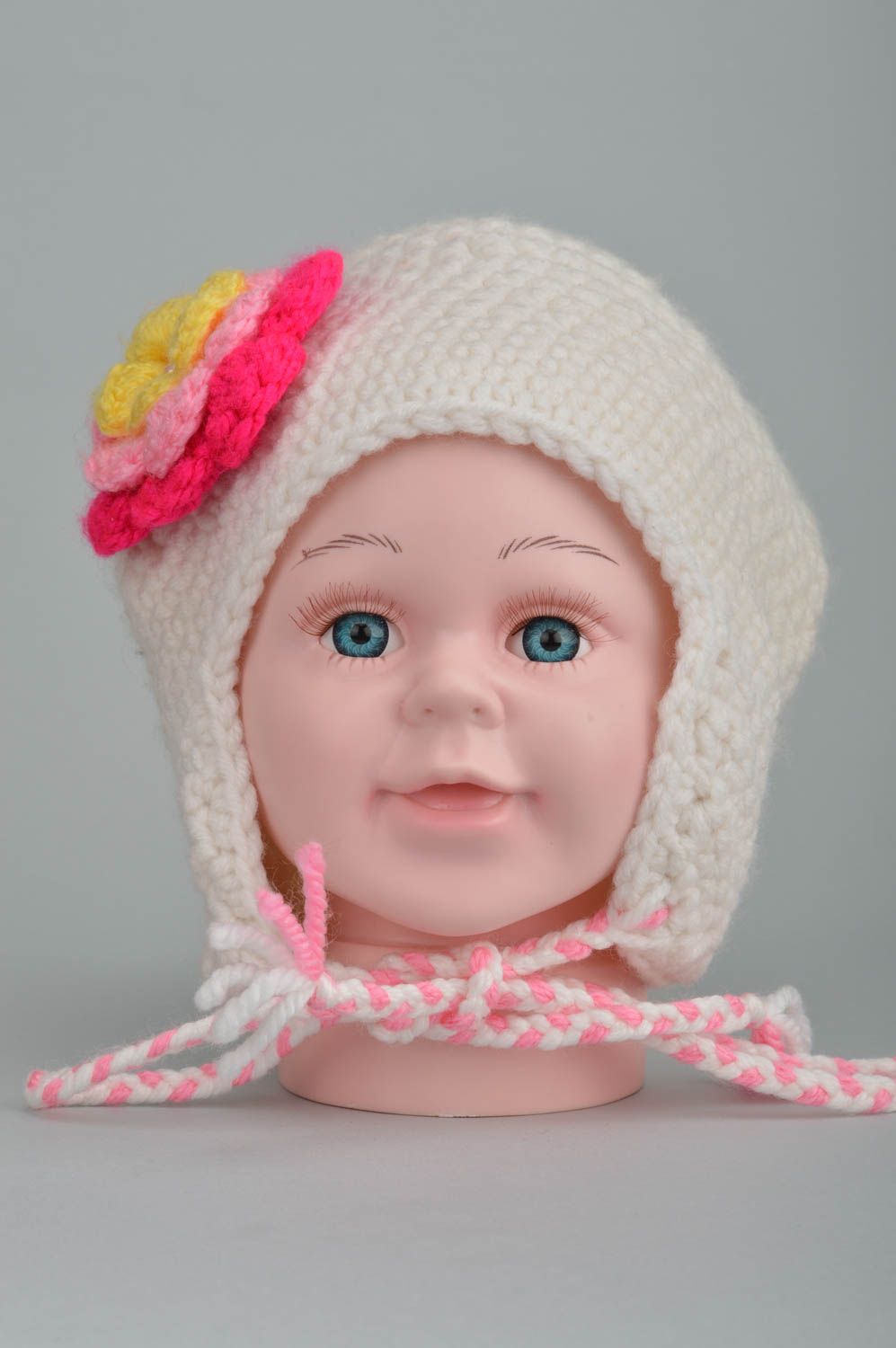 Bonnet tricoté pour bébé fait main au crochet blanc avec fleur pour fille photo 2
