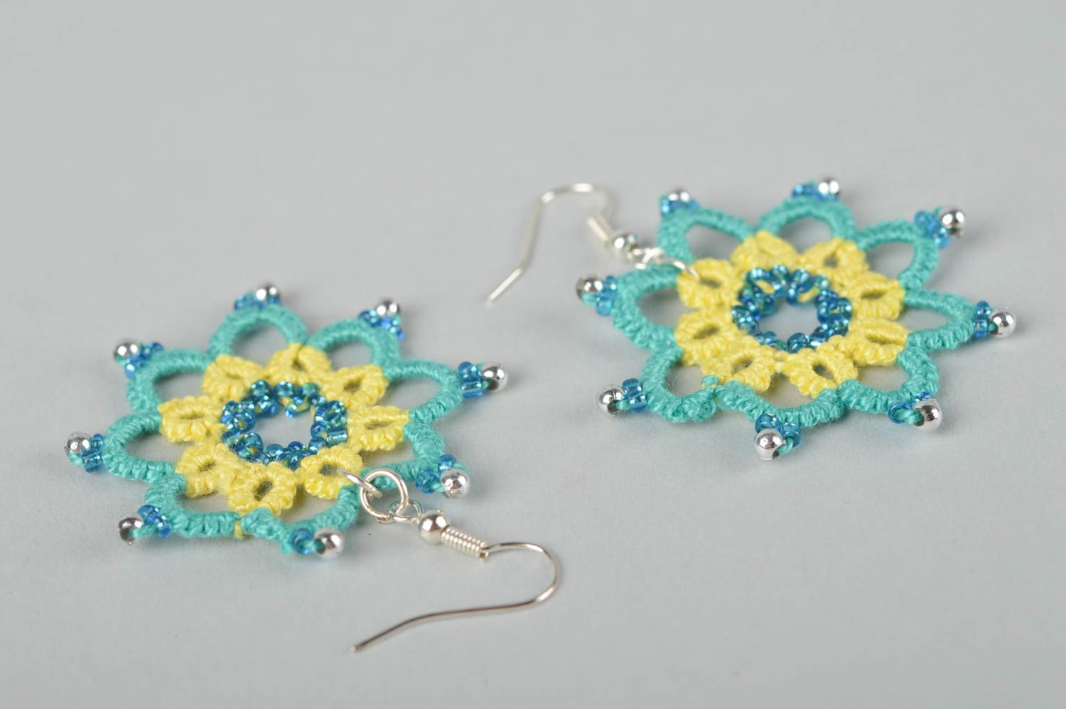 Pendientes de frivolité bisutería artesanal accesorio para mujer azul y amarillo foto 5