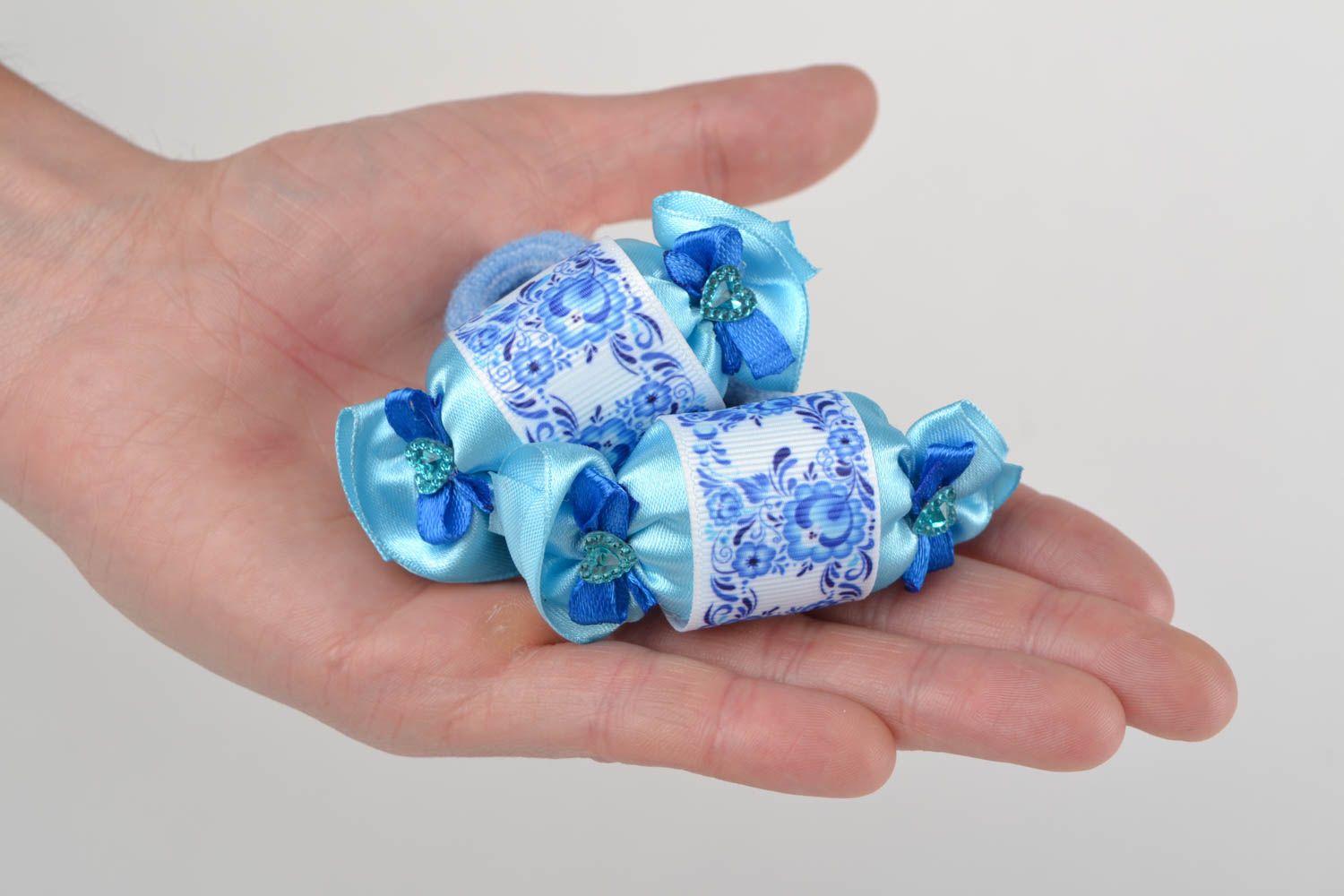 Conjunto de dos coleteros de pelo azules artesanales con forma de bombones foto 2