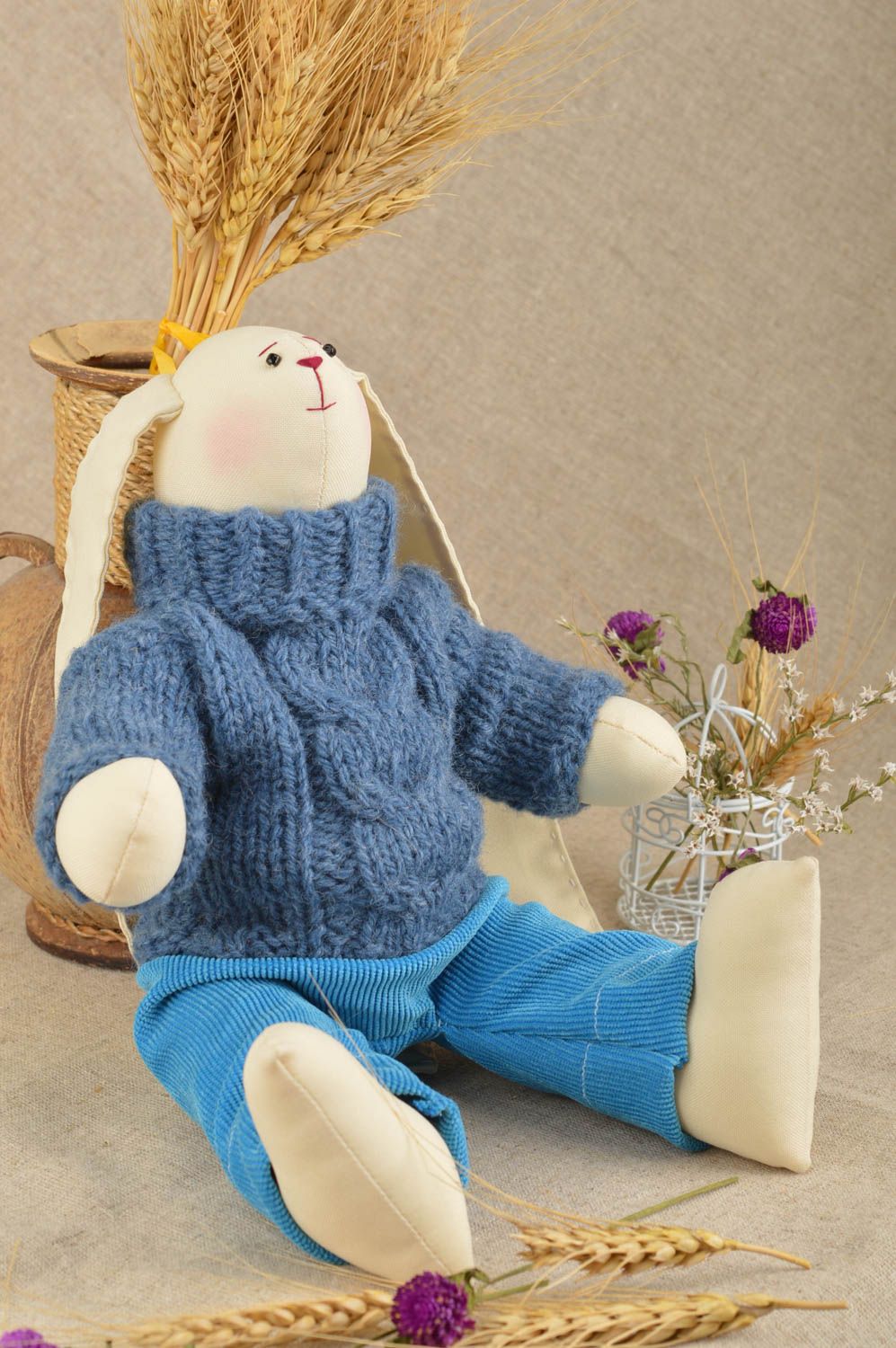 Jouet lapin fait main Peluche en tissu avec vêtements tricotés Cadeau enfant photo 1